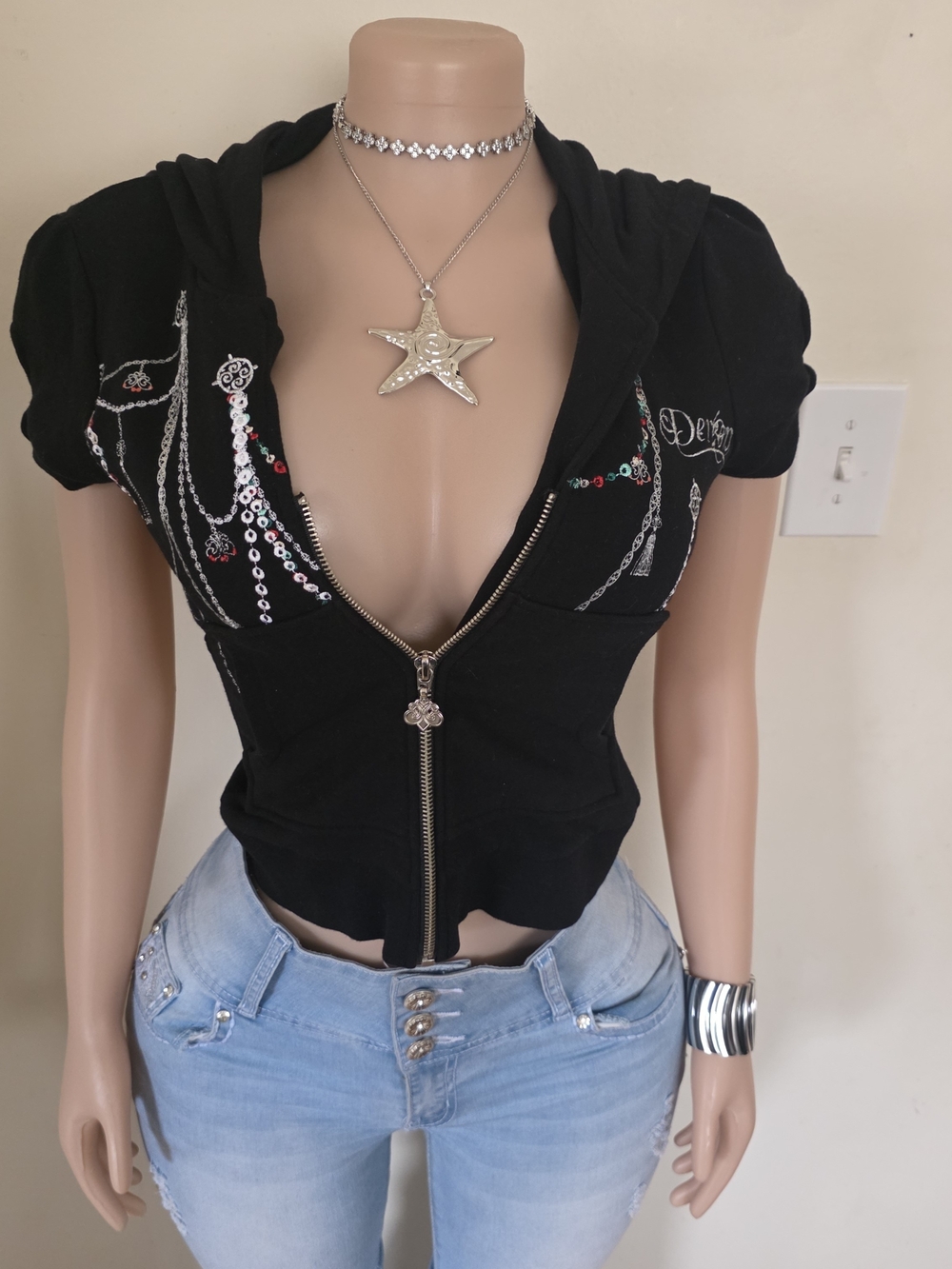 RARE Y2K VINTAGE Dereon Black Short-Sleeve Zip Hoodie with Charms